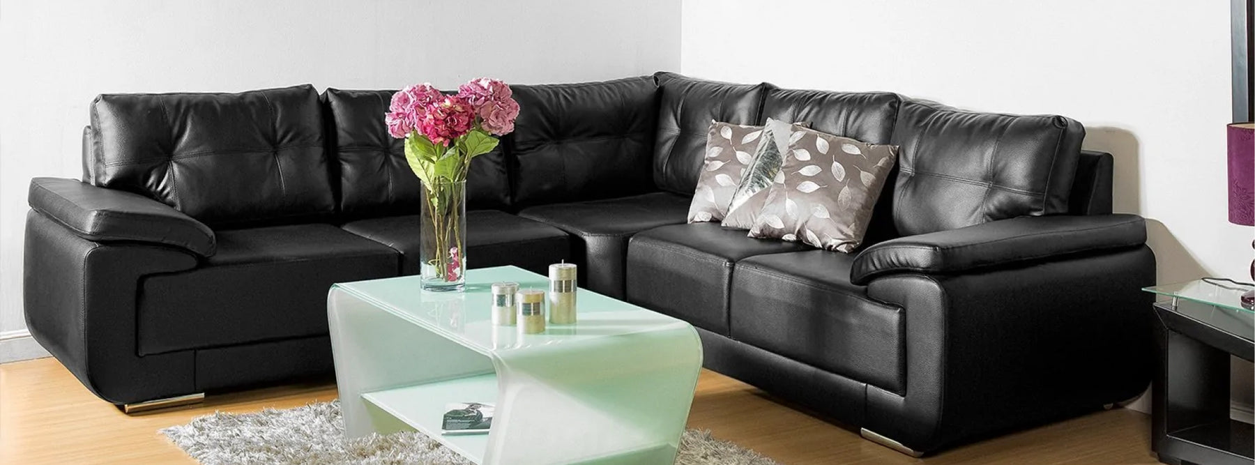 Decoración de sala con muebles negros