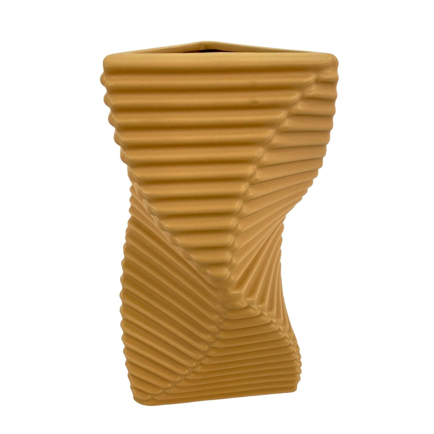 Jarron 17.2X16X29.5 Amarillo Grabado