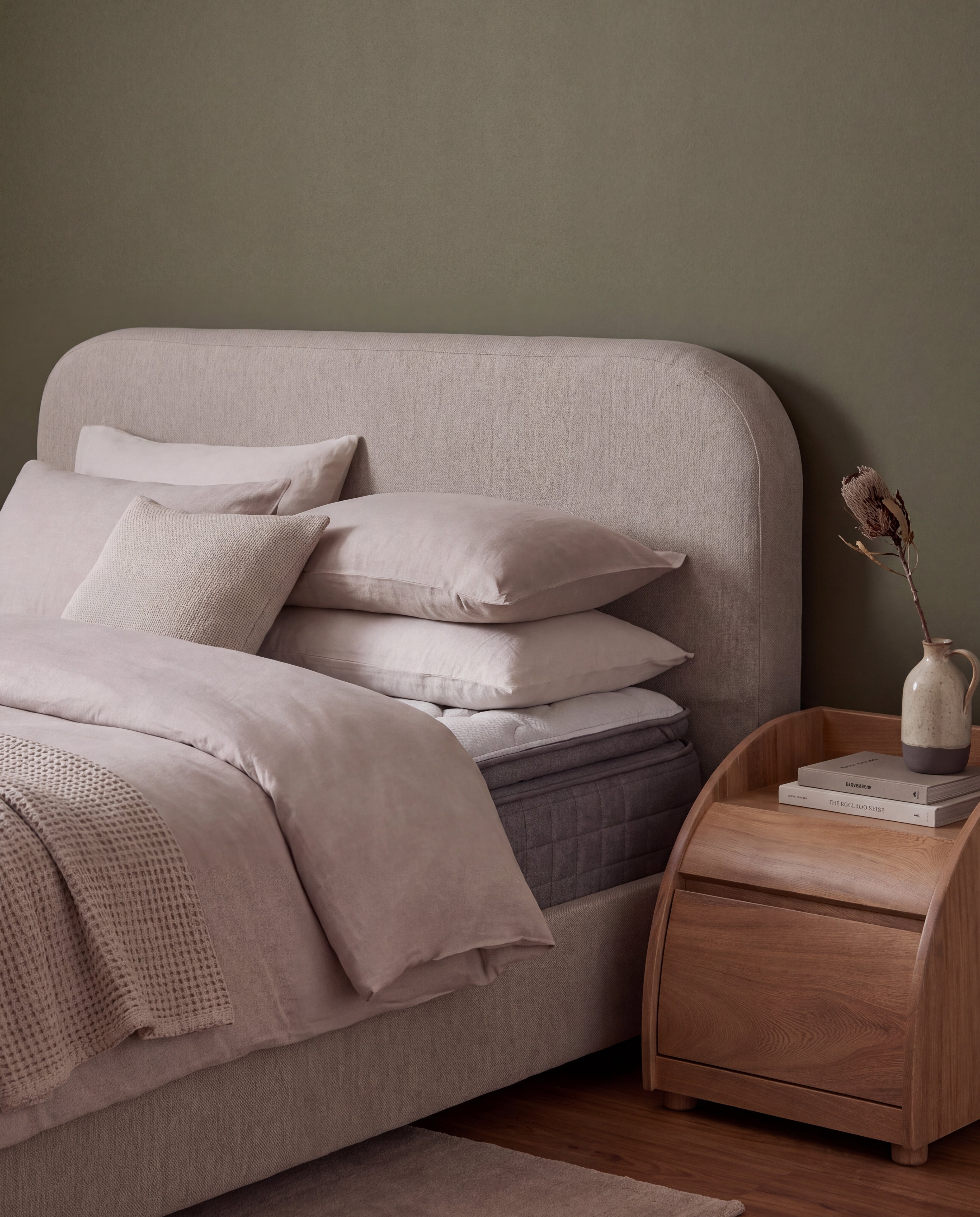 Combo Cama King Denver Lino Taupe, Natural + Colchón Siesta + Tocador Denzel Natural + Nochero Estambul Natural