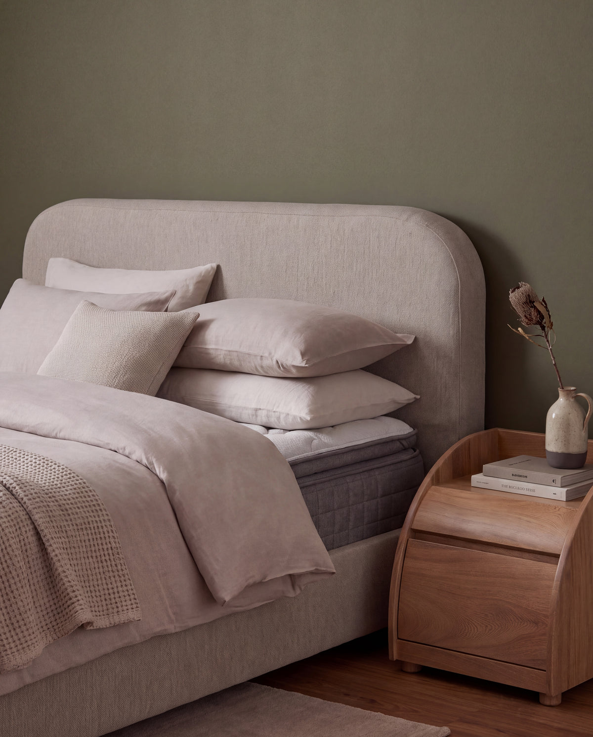 Combo Cama King Denver Lino Taupe, Natural + Colchón Siesta + Tocador Denzel Natural + Nochero Estambul Natural