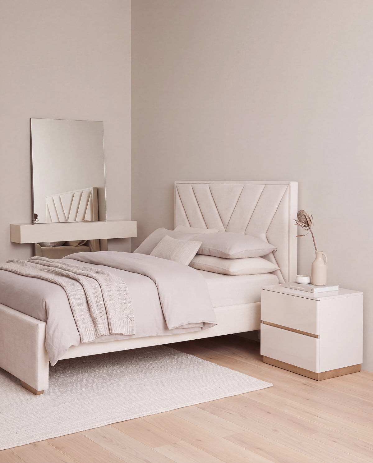 Combo Cama Queen Vallarta Lino Marfil, Champaña + Nocheros Harrison 2 Gavetas Greige, Champaña + Marco Espejo Lux Off White