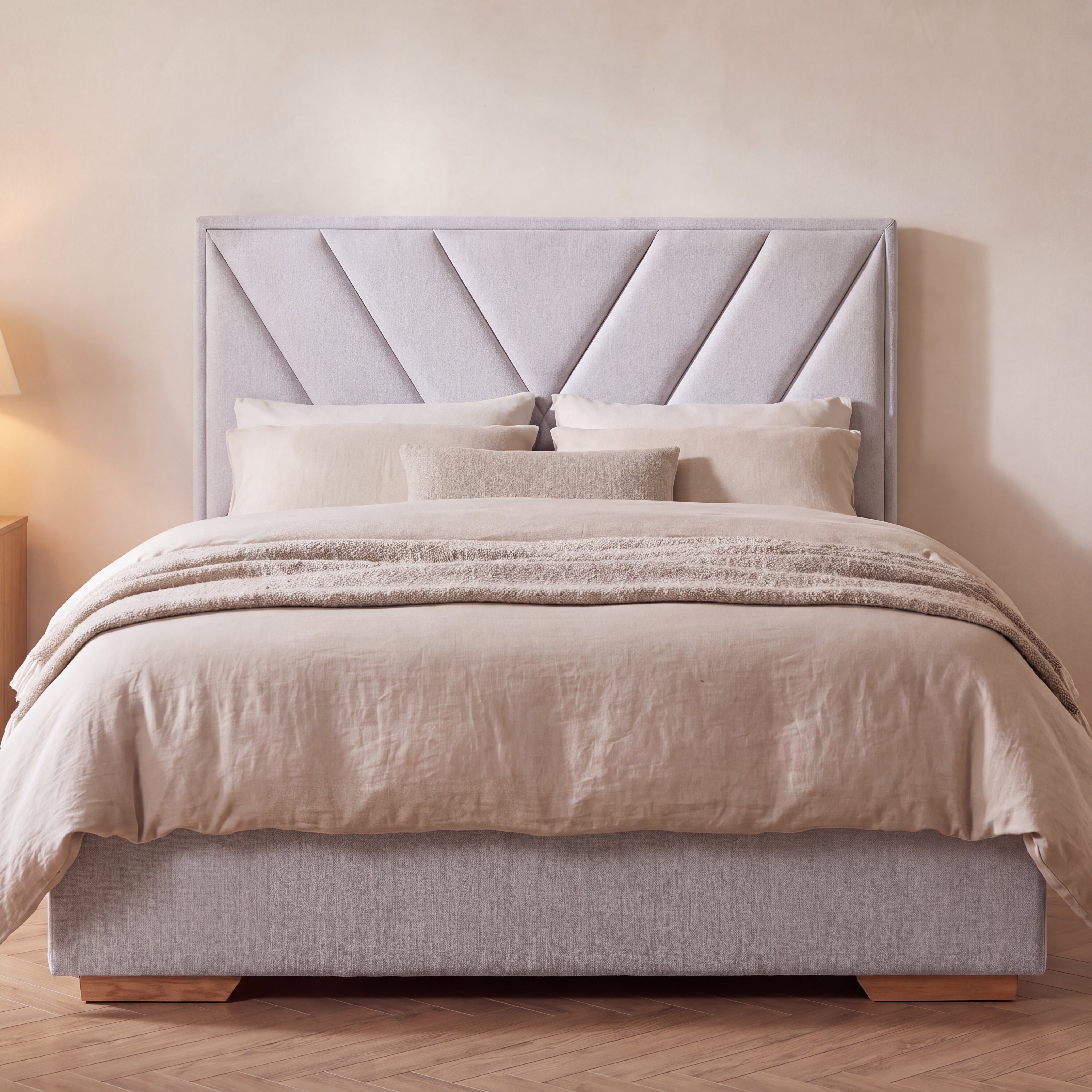 Combo Cama Queen Vallarta Eurolino Gris, Natural + Nocheros Harrison Natural + Tocador Denzel Natural